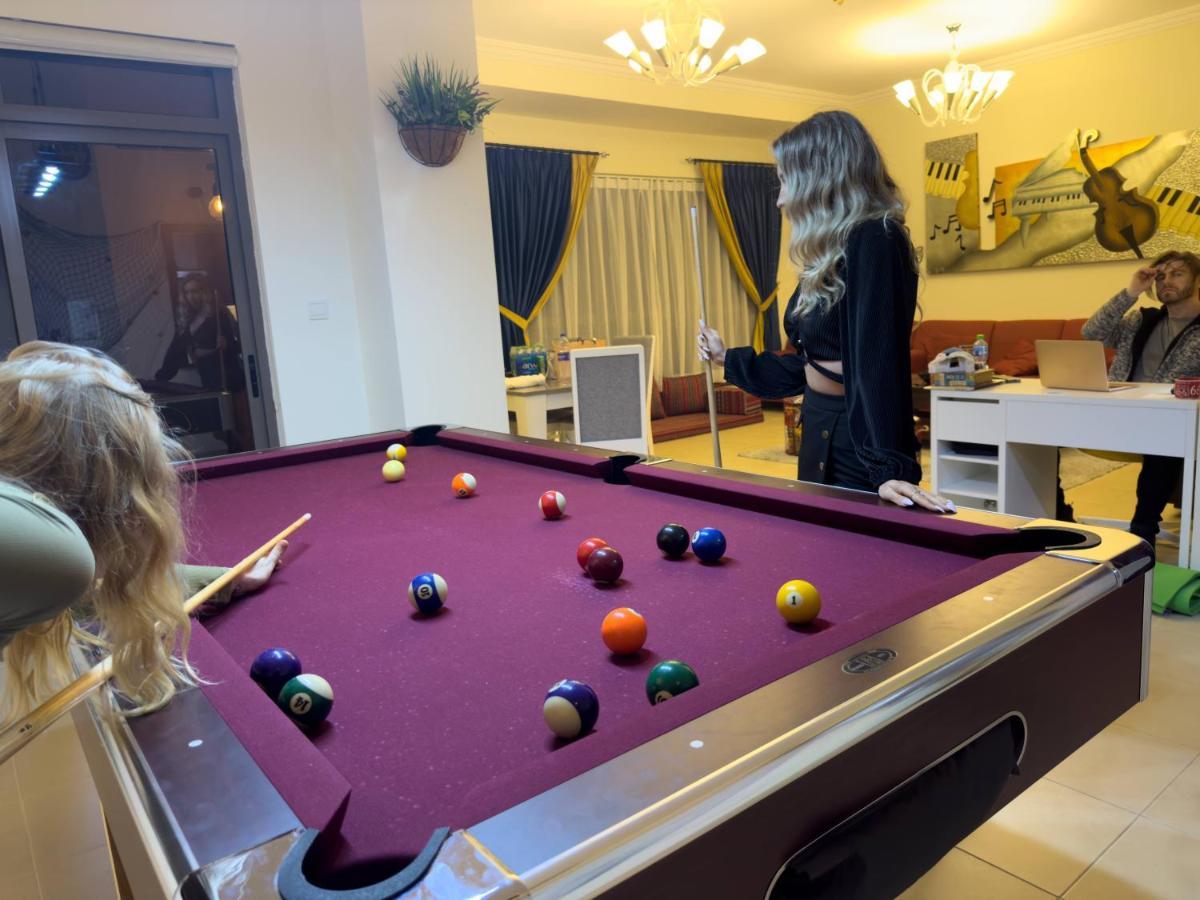 דובאי Route 66 Beach Hostel מראה חיצוני תמונה