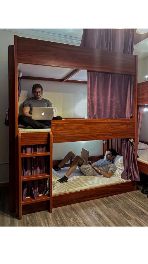 דובאי Route 66 Beach Hostel מראה חיצוני תמונה