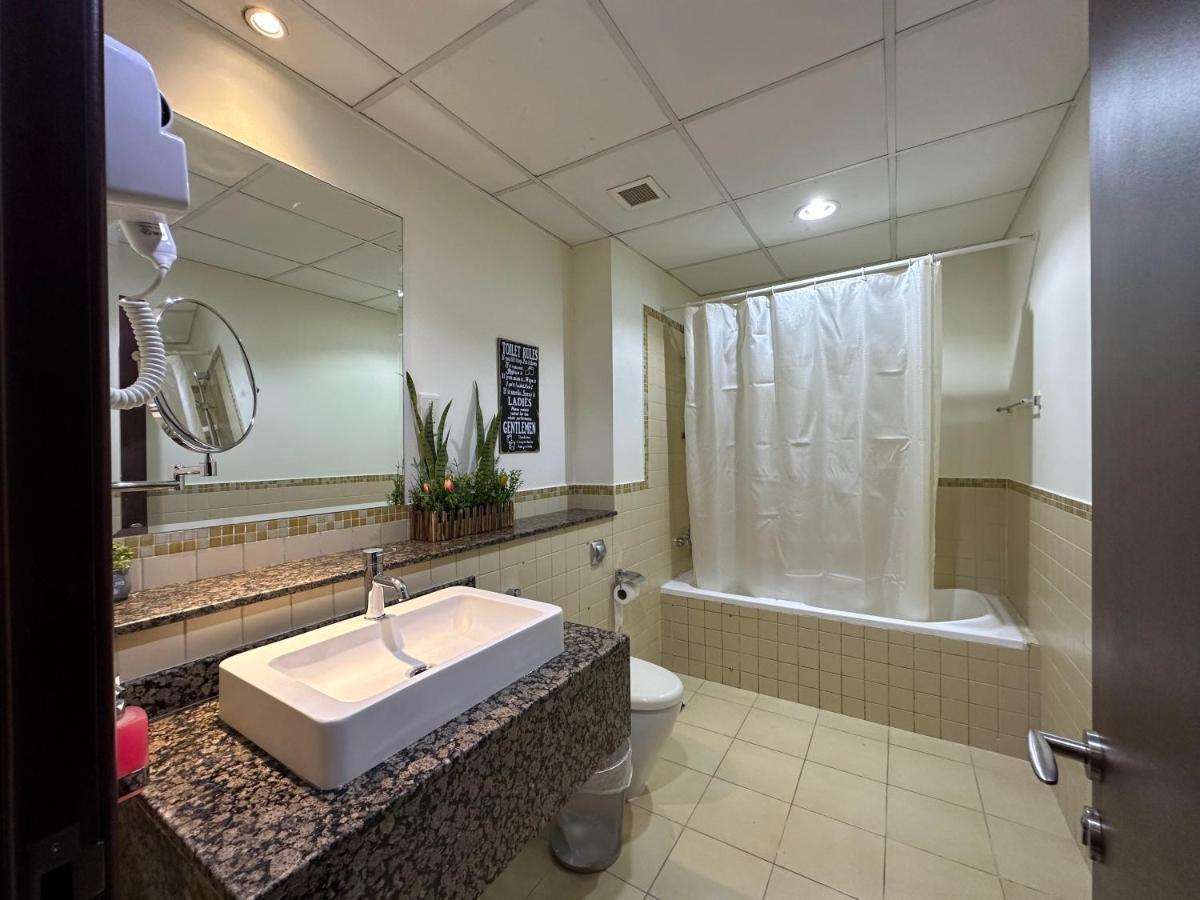 דובאי Route 66 Beach Hostel מראה חיצוני תמונה